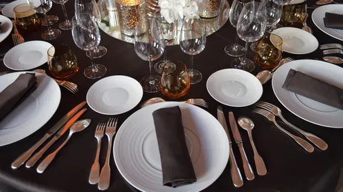 Pourquoi la fourchette est à gauche de l’assiette et le couteau à...