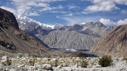 Un glacier d’Asie centrale grandit, et intrigue les scientifiques ! 