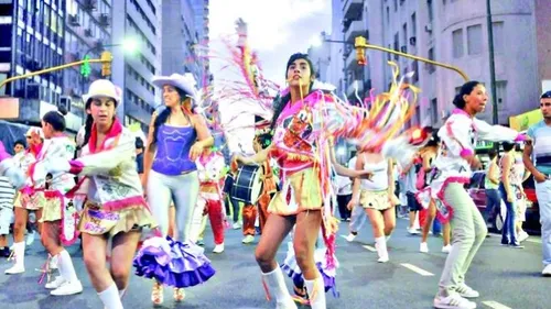 En Argentine, les "murgas" font vibrer la rue et les cœurs