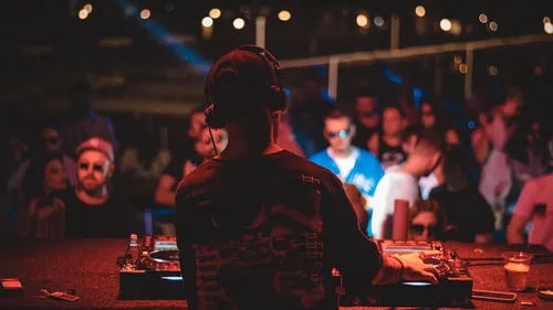 Le clubbing sans téléphone, la tendance se confirme.