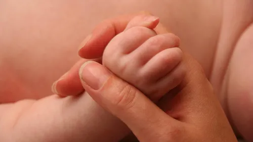 Un nouveau congé de naissance mieux indemnisé financé par la...