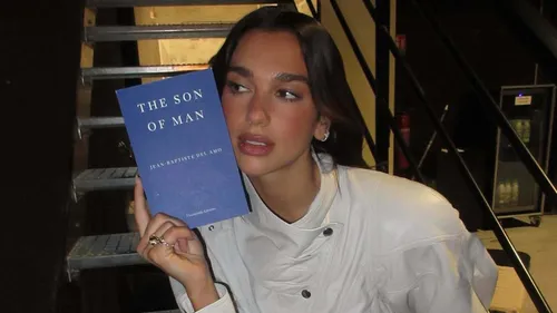 Dua Lipa installe son book club à Paris, le temps d'une soirée
