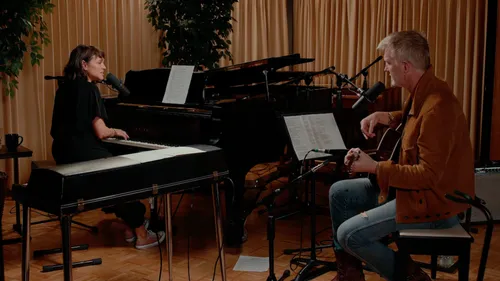 Josh Homme reprend un classique des Sinatra avec Norah Jones