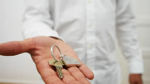 Son patron réalise son rêve le plus fou : il lui offre une maison 