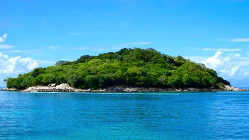 "C'est pas vrai" : le trou noir dans l'océan est en fait une île