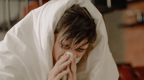 "C'est pas vrai" : le vaccin contre le Covid n'affaiblit pas les...