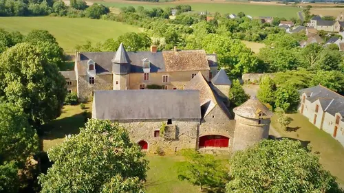 Sarthe : deux amis deviennent châtelains après un achat fou !