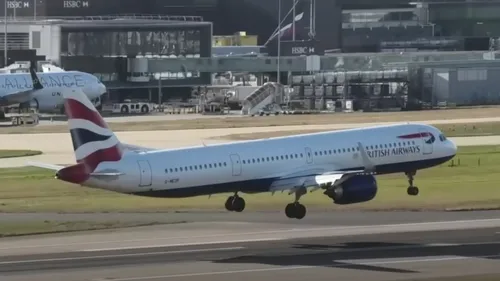 L’atterrissage périlleux d’un avion pris en pleine tempête (Vidéo)