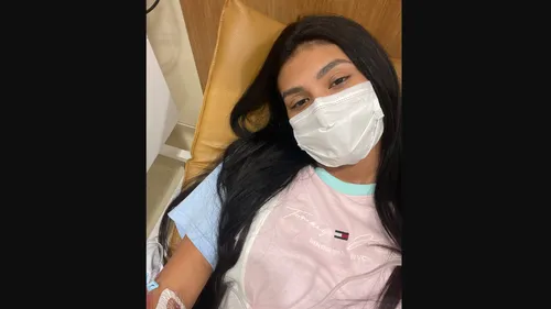 Une chanteuse retient ses pets et finit à l’hôpital