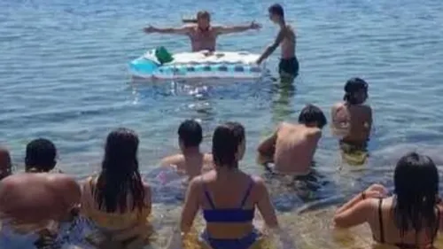 Italie : il célèbre la messe sur un matelas gonflable, la polémique...