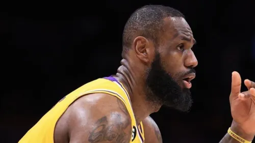 NBA : LeBron James devient le meilleur marqueur de l’histoire...
