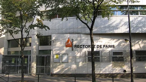 Paris : un enseignant visé par une plainte après avoir brûlé les...