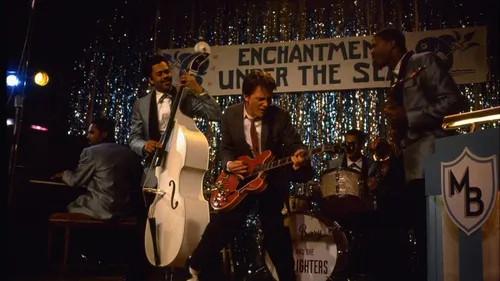 Huey Lewis offre une BO et un cameo culte dans "Retour vers le futur"