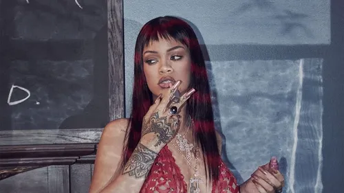 Rihanna enceinte : elle dévoile son ventre en pleine rue (Photos)