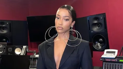 Shay sort son nouveau titre "Commando" et s'attaque à l'industrie...