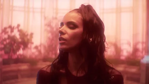 Shy’m - Elle danse encore