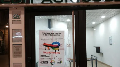 Bordeaux : des militants écologistes mobilisés contre Total et les...