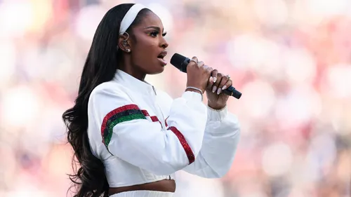 Coco Jones rend un hommage vibrant à Whitney Houston au Super Bowl