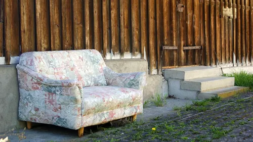 Elle découvre 36 000 dollars dans un canapé récupéré sur le net