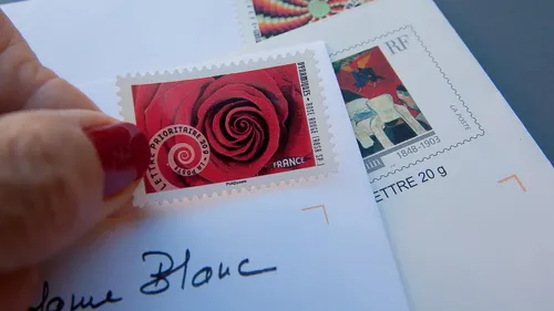 Un facteur garde plus de 20 000 lettres non distribuées chez lui