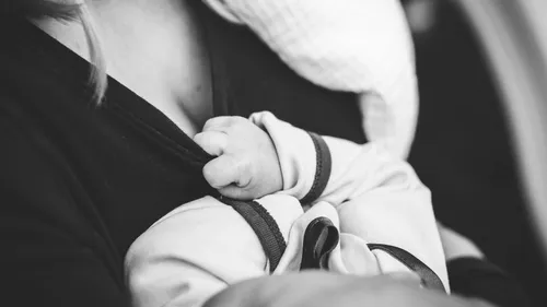 Des lycéens fabriquent un banc pour allaiter en toute intimité
