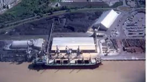 Bassens : l'un des cinq ouvriers tombé d'une nacelle sur le port...