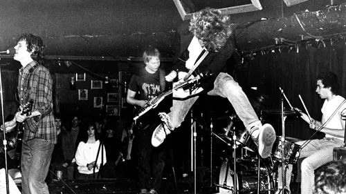 Un acteur de "Stranger Things" produit le biopic d’un groupe indé...