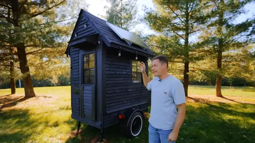 Il construit une maison de 1,8 m² avec un lit, une cuisine et des...