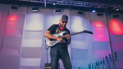 Tom Morello présente une guitare fidèle à lui-même en partenariat...