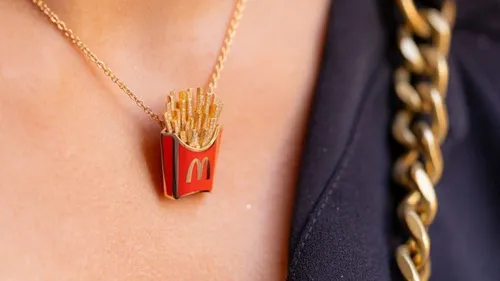 Un bijou de 15 000 euros (en forme de frite) à gagner dans un...