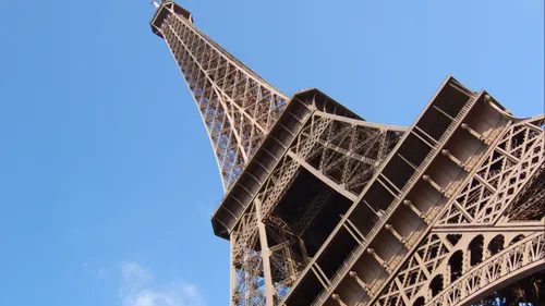 Lego va mettre en vente la Tour Eiffel, jouet le plus grand de son...