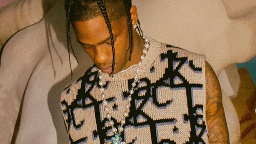 Travis Scott : son agent de sécurité menotté à une mallette avec...