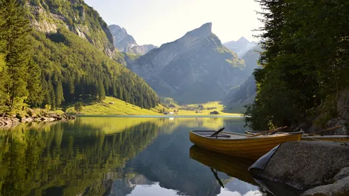 Un couple surpris en plein ébat sur un matelas gonflable au milieu...