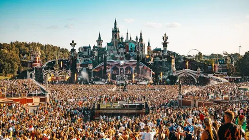 Incendie à Tomorrowland : 200 techniciens construisent une nouvelle...