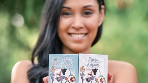  A Orléans, Julie a créé un jeu de cartes de yoga pour enfants
