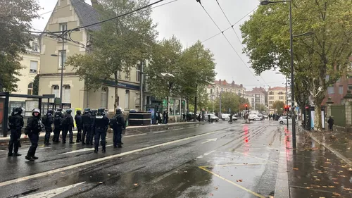 Loire : Deux policiers blessés et 19 personnes interpellées dans le...