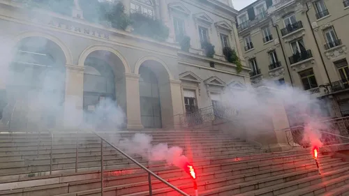 Conseil municipal de Saint-Etienne : Plus de 200 personnes devant...