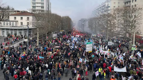 Mobilisation dans la Loire : 15 000 personnes selon la préfecture,...