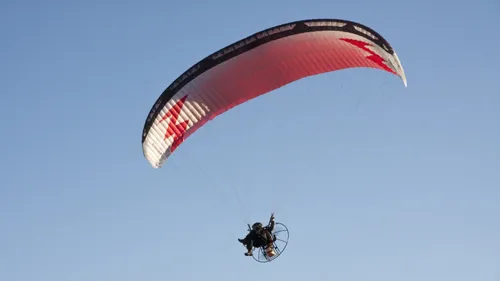 Un paramoteur se retourne à l'aéroport de Roanne-Renaison et fait...