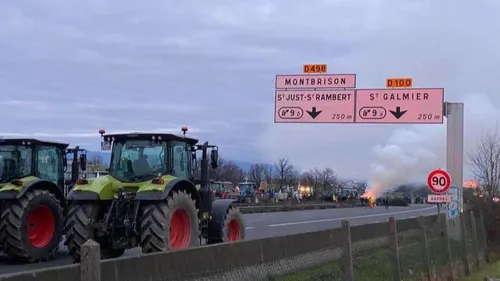 Barrage des agriculteurs sur l'A72 : "On ne veut pas de mesurettes" 