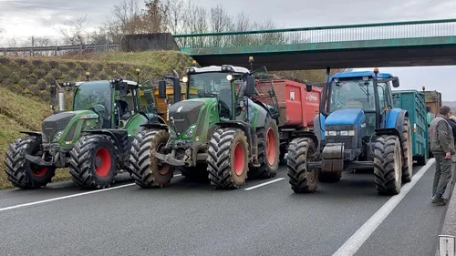 Barrage des agriculteurs : Un convoi descend du Roannais vers la...