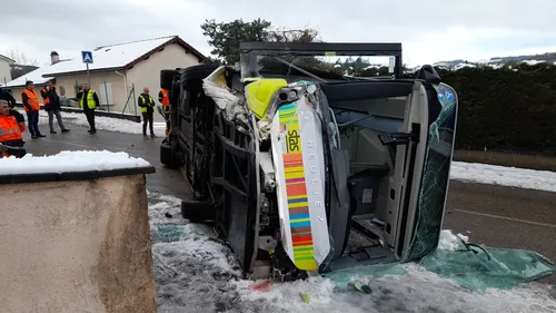 Un bus de la STAS se renverse à Firminy 