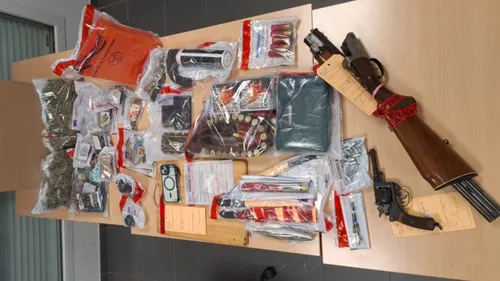 Forez : un kilo de résine de cannabis et des armes saisis