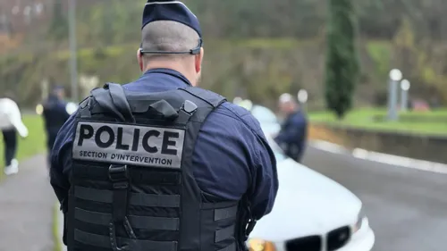 A 14 ans, au volant d'une voiture, il refuse de se soumettre au...