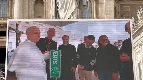 Le pape Léon XIV pose avec une écharpe des Verts !