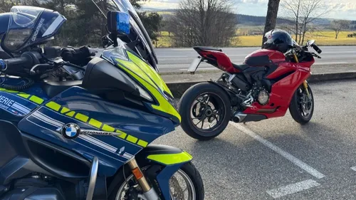 Un motard confond le Col de la République avec un circuit de course 