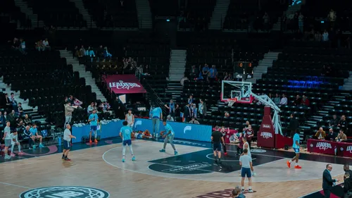 Les joueurs de la Chorale de Roanne en dédicaces au McDonald’s de...