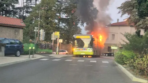 Un bus prend feu à Saint-Jean-Bonnefonds