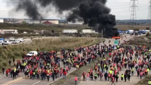 Affrontement entre manifestants et CRS à Fos-sur-Mer