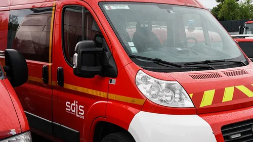 Une voiture fait des tonneaux sur l'A72